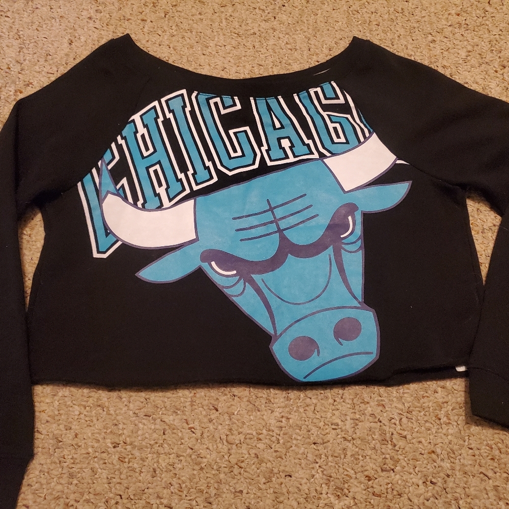 NBA Chicago Bulls Women's Cropped Black Teal Logo Sweater Size Small UNK NBA4HER